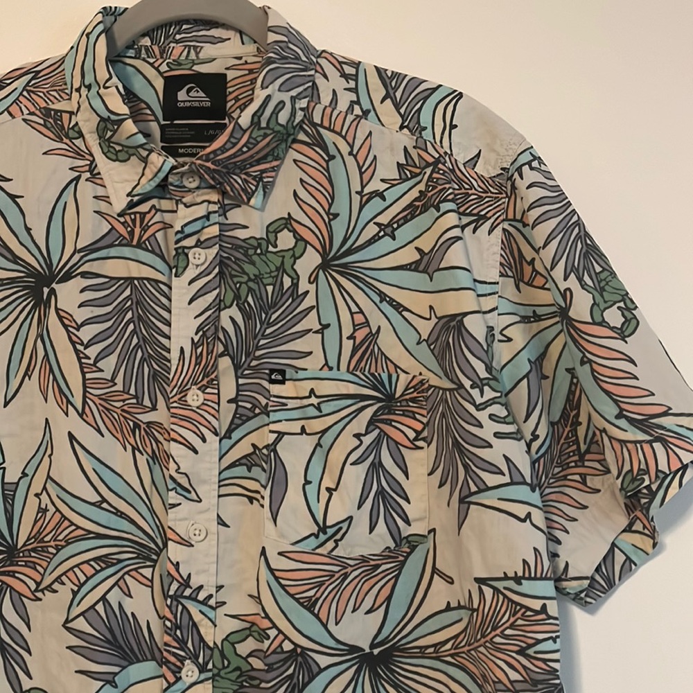 Men’s short sleeved button down by Quiksilver